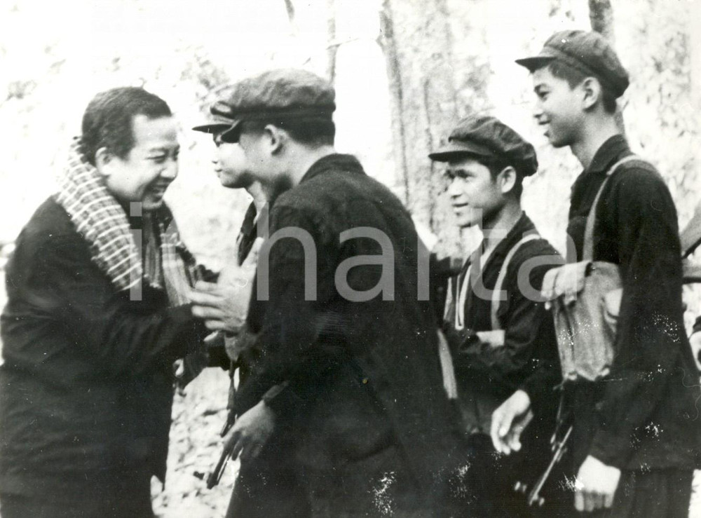 Fotografia d epoca originale 1973 CAMBOGIA Norodom SIHANOUK saluta giovani Forze Armate Liberazione Nazionale 1