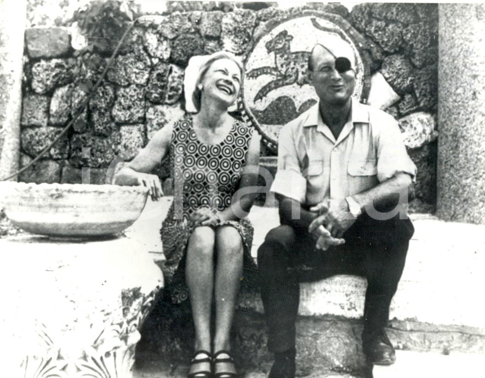 Fotografia d epoca originale 1973 TEL AVIV  Ritratto del generale Moshe DAYAN con la seconda moglie Rachel 1