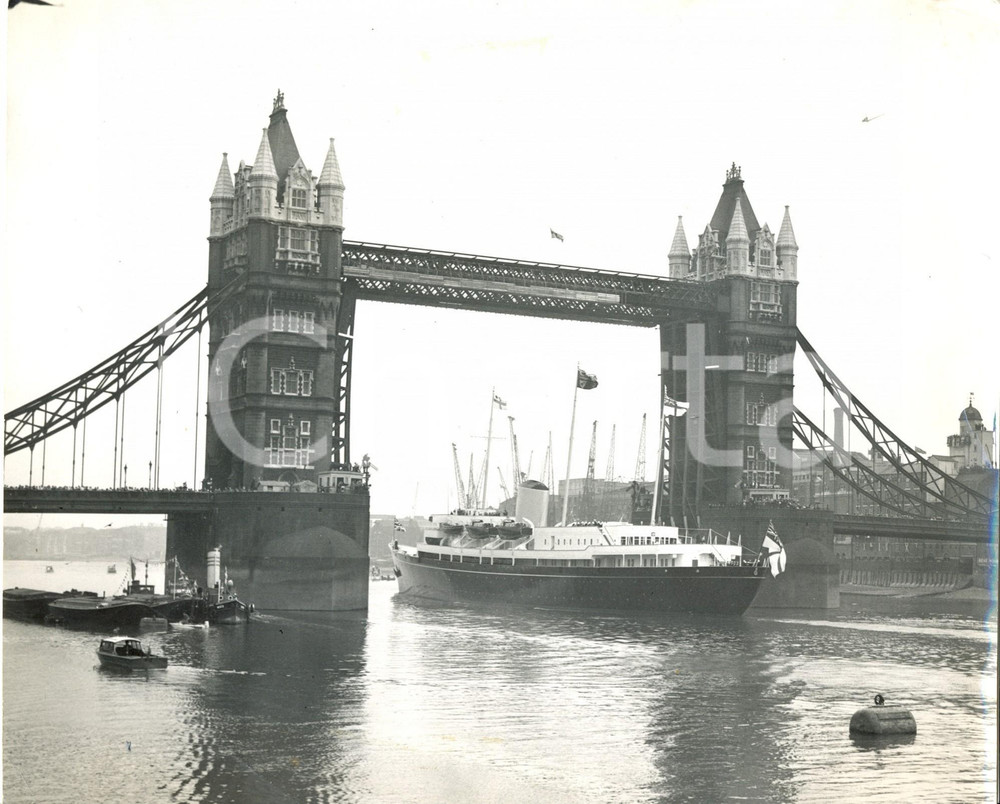 Fotografia d epoca originale 1960 LONDON The royal honeymoon yacht Britannia passing through Tower Bridge 1
