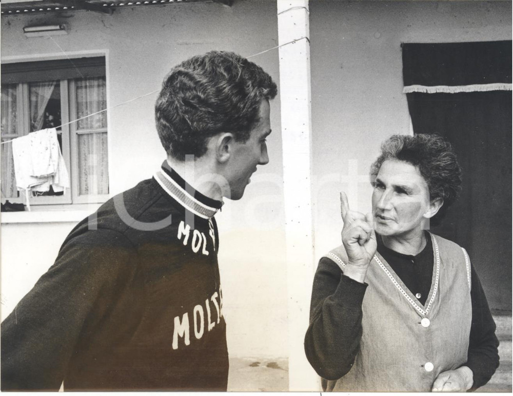 Fotografia d epoca originale 1964 GROPELLO D ADDA 58Â° Giro Lombardia  Gianni MOTTA rimproverato dalla madre 1