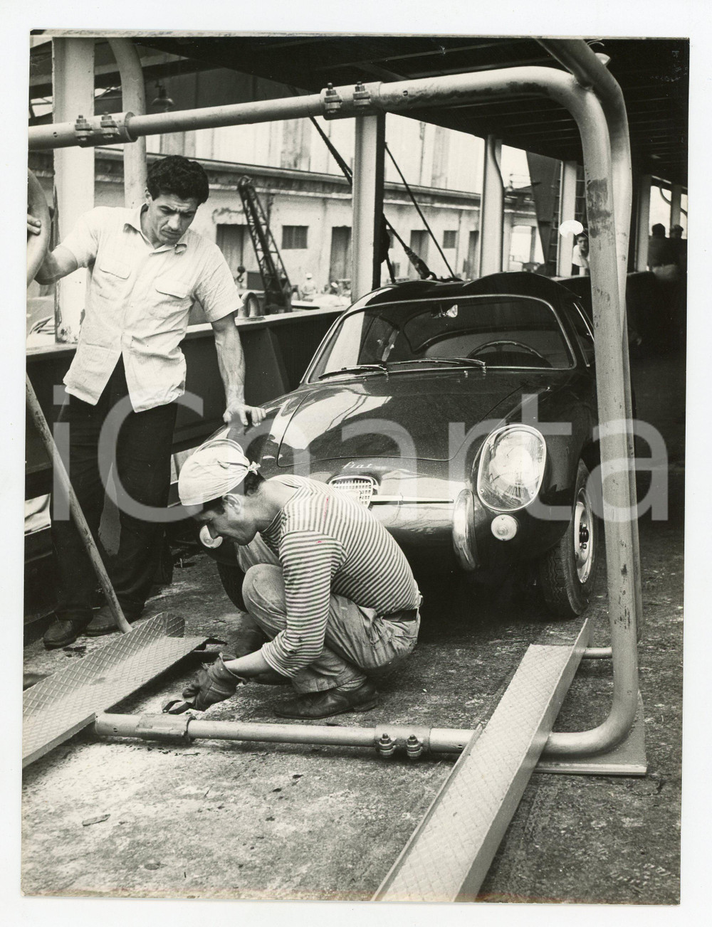 Fotografia d epoca originale 1958 PORTO DI GENOVA FIAT ABARTH 750 ZAGATO su nave cargo Star Mariner Foto 1