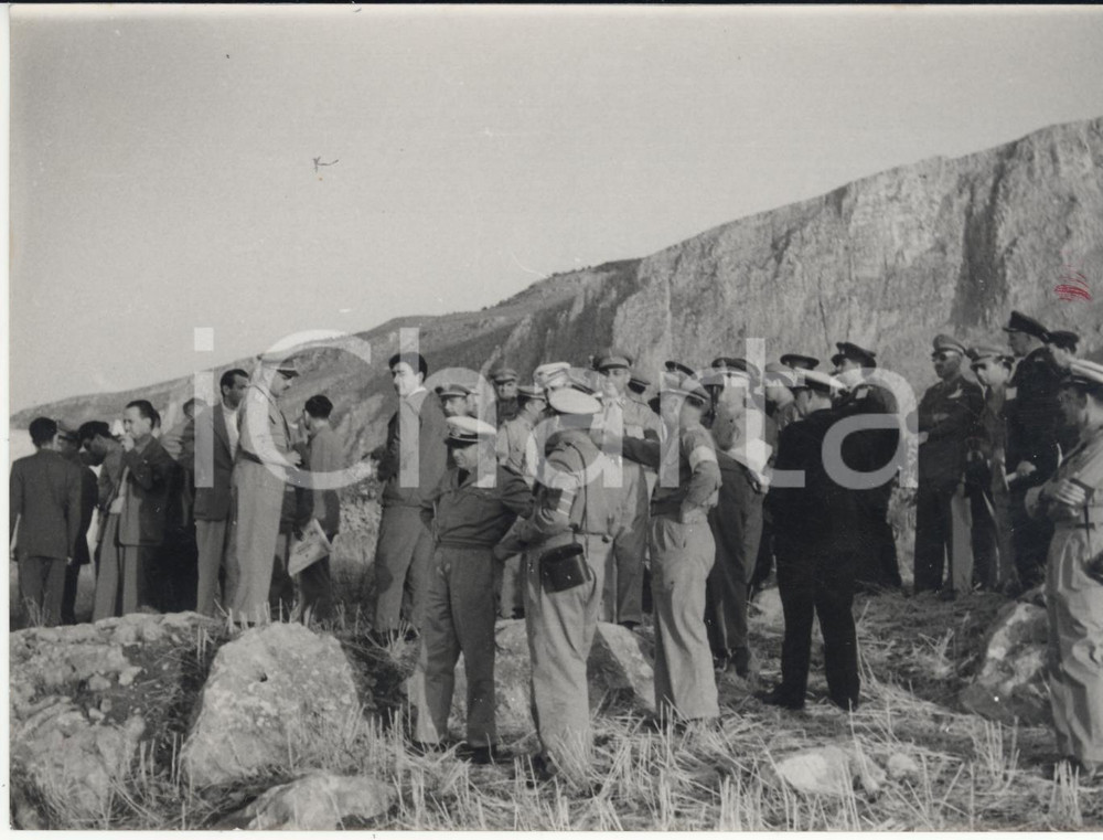 Fotografia d epoca originale 1955 ca TRAPANI Ufficiali assistono a operazioni militari Sicilia orientale 1