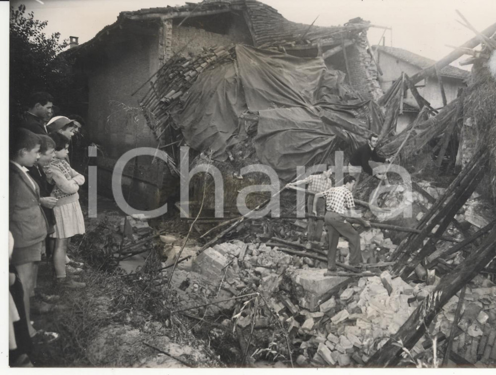 Fotografia d epoca originale 1955 CORNELIANO D ALBA Casa distrutta da violento nubifragio Foto 18x13 cm 1