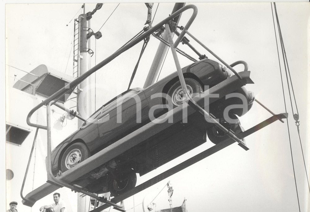 Fotografia d epoca originale 1958 GENOVA  Imbarco FIAT ABARTH 750 ZAGATO su nave cargo Star Mariner Foto 1