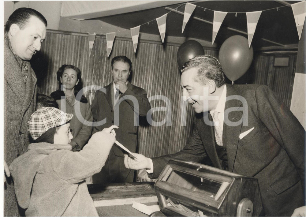 Fotografia d epoca originale 1957 GENOVA  Befana aziendale ANSALDO  Bambino ritira il regalo Foto 24x18 1