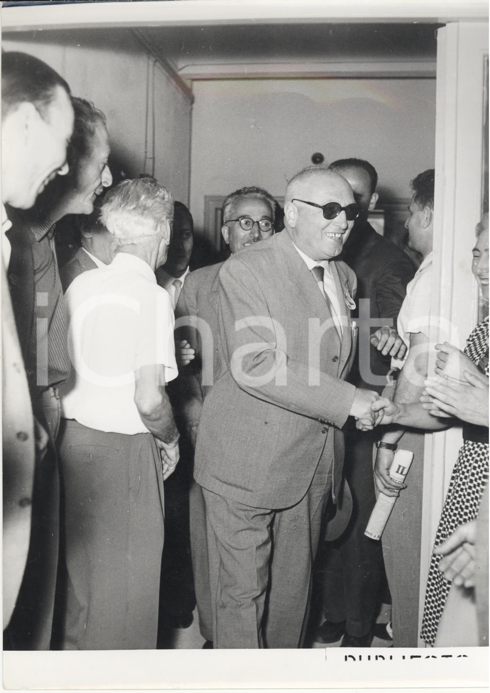 Fotografia d epoca originale 1954 GENOVA Sezione socialista Sampierdarena  Pietro NENNI saluta sostenitori 1