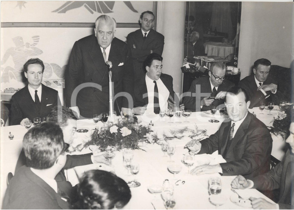 Fotografia d epoca originale 1963 TORINO Massimo SPADA alla premiazione pilota dell anno LANCIA Foto 24x18 1
