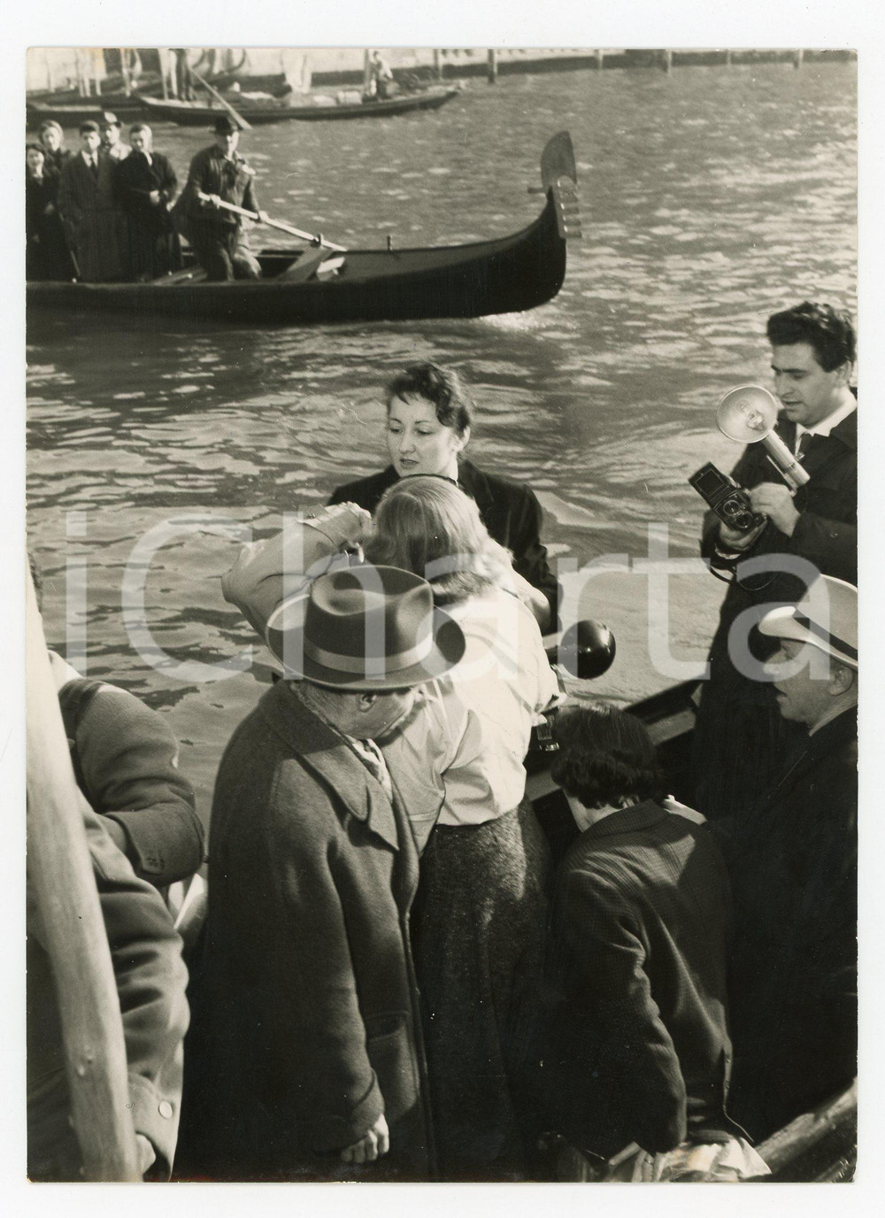 Fotografia d epoca originale 1957 VENEZIA  Caso MONTESI  Anna Maria MONETA CAGLIO tra i giornalisti Foto 1