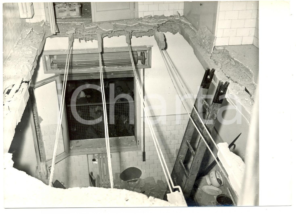 Fotografia d epoca originale 1955 ca BOLOGNA Via Turati  Soffitto crollato per lo scoppio di una bombola 1
