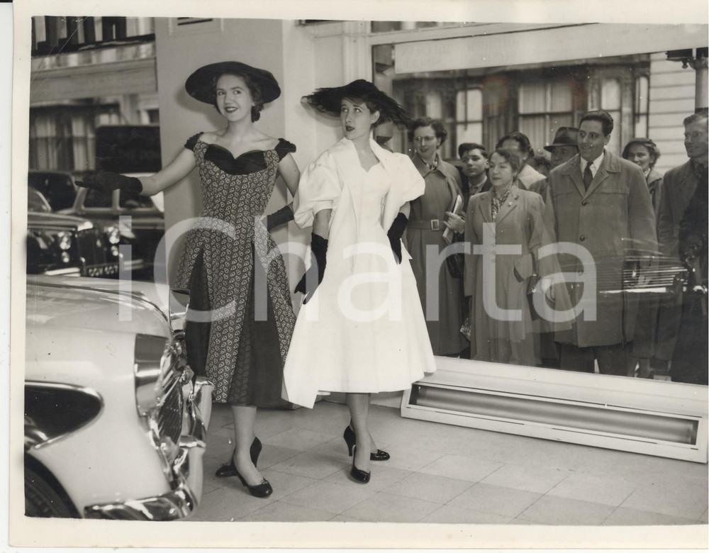 Fotografia d epoca originale 1956 LONDON Piccadilly  Jil MACKENZIE Pamela POXON at Rootes showroom Photo 1