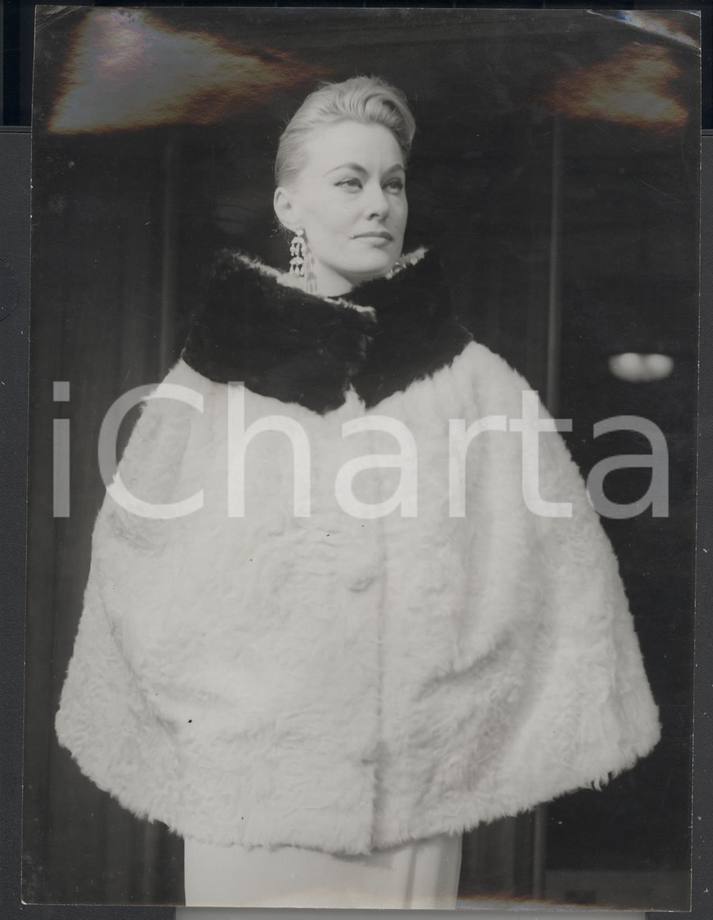 Fotografia d epoca originale 1956 LONDON Pamela BROADLEY wears cape by BRADLEY s fur collection Photo 1