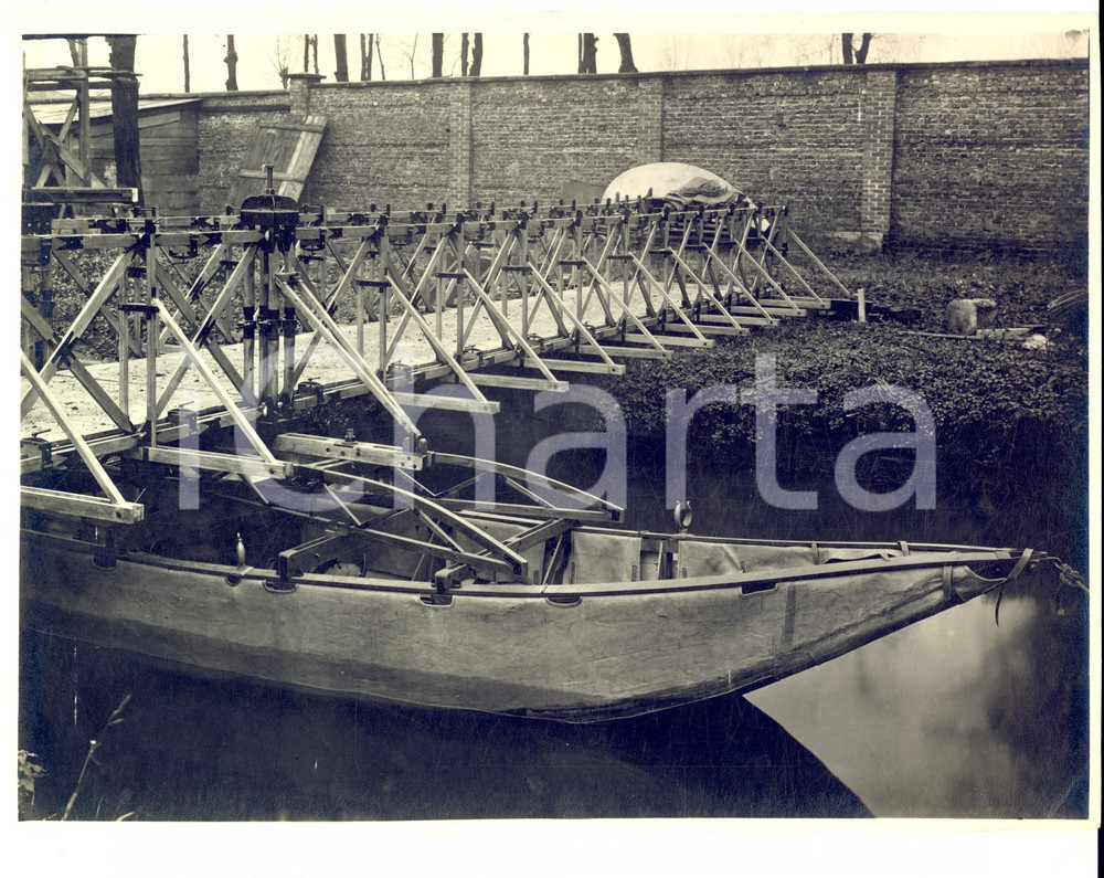 1920 ca FIUME TICINO Un ponte di barche in costruzione *Foto VINTAGE 24x18 Fotografia d'epoca.  CONDIZIONI: G FORMATO: 24x18 cm     originale e autentica 1