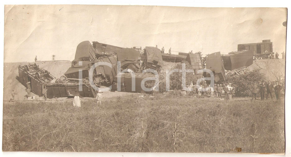 Fotografia d epoca originale 1920 ca ITALIA Incidente ferroviario  Vagoni in un terrapieno Foto ANIMATA 1 1