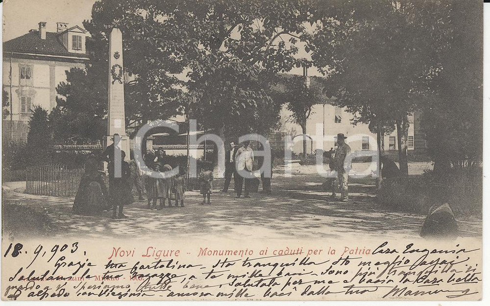 Cartolina originale da collezione 1903 NOVI LIGURE Bambini radunati sotto il monumento ai Caduti Cartolina FP VG 1