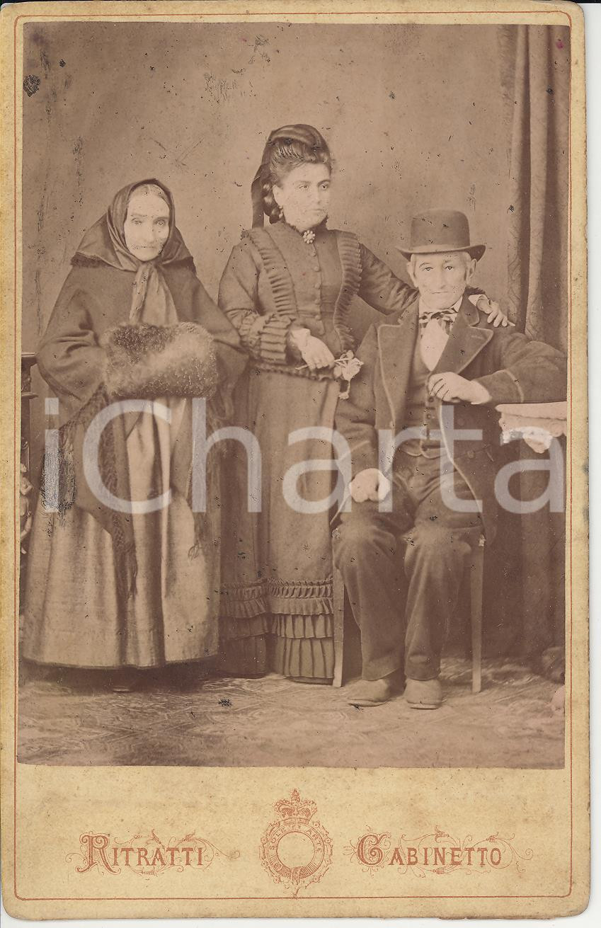 Fotografia d epoca originale 1880 ca AREA DI RAVENNA Ritratto di due anziani con la figlia Foto VINTAGE RARA 1