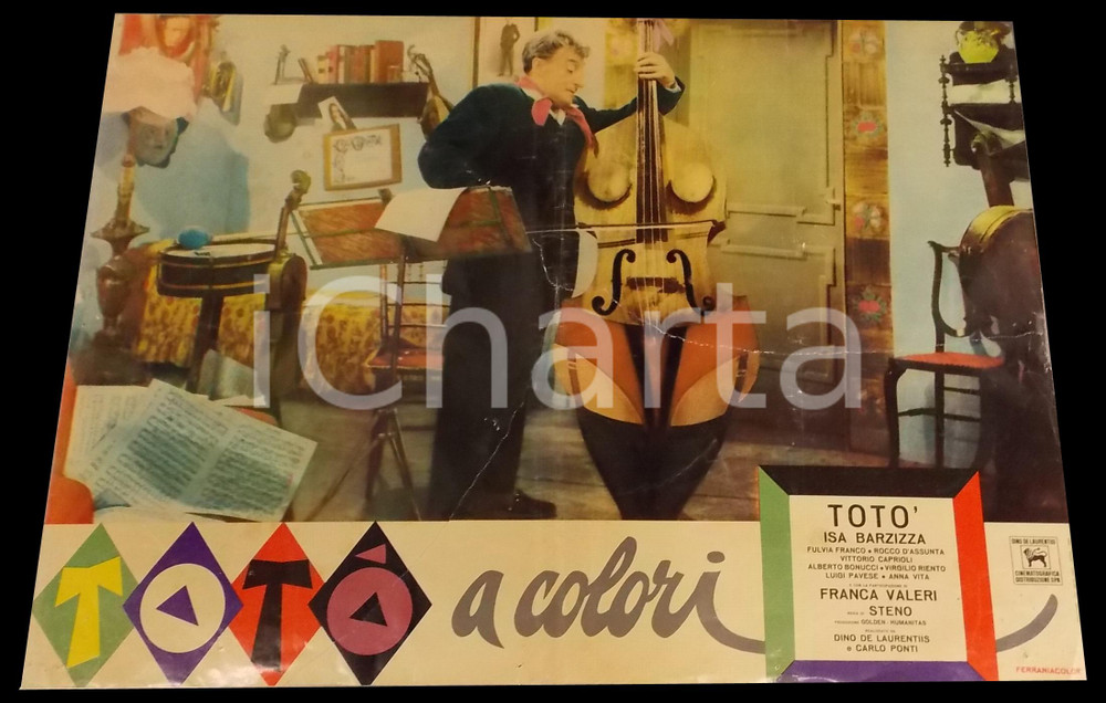 1952 TOTO' A COLORI TotÃ² suona contrabbasso *Fotobusta DANNEGGIATA 67x50 cm DIMENSIONI: 67x50 cm CONDIZIONI: VERY POOR (ESTESO STRAPPO DAL MARGINE INFERIORE AL MARGINE DESTRO, RIPARATO CON NASTRO ADESIVO AL VERSO. FORELLINI DIFFUSI E LIEVI PIEGATURE)    originale e autentica 1