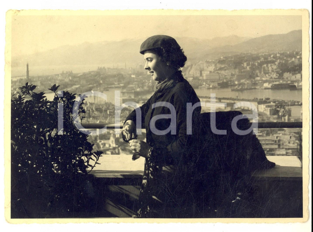 Fotografia d epoca originale 1950 ca GENOVA Ritratto di donna con il Porto Antico sullo sfondo  Foto 18x13 1