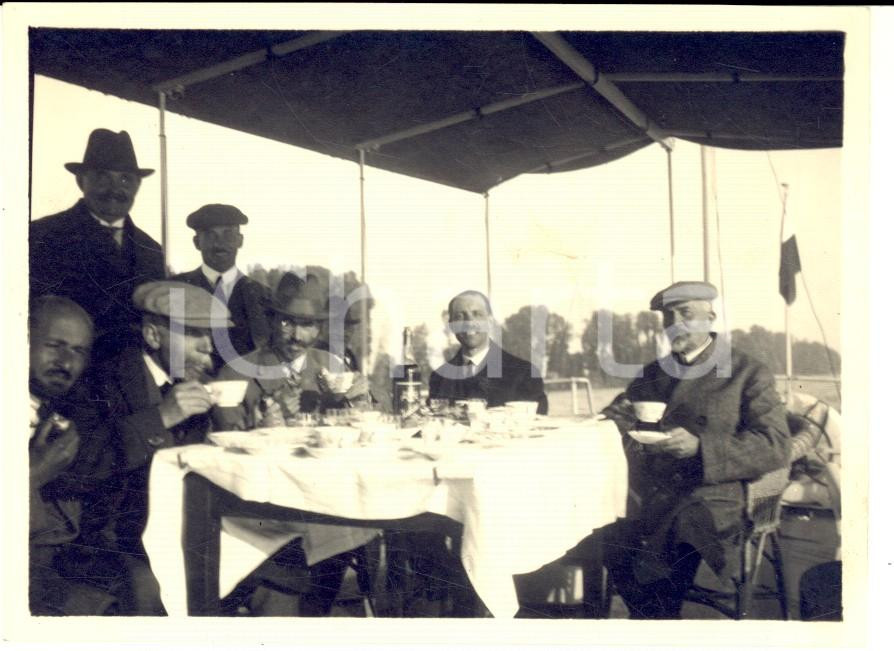 Fotografia d epoca originale 1925 GERMANIA Ufficiale sull Elba a bordo del traghetto STEFANICH Foto 11x8 cm 1