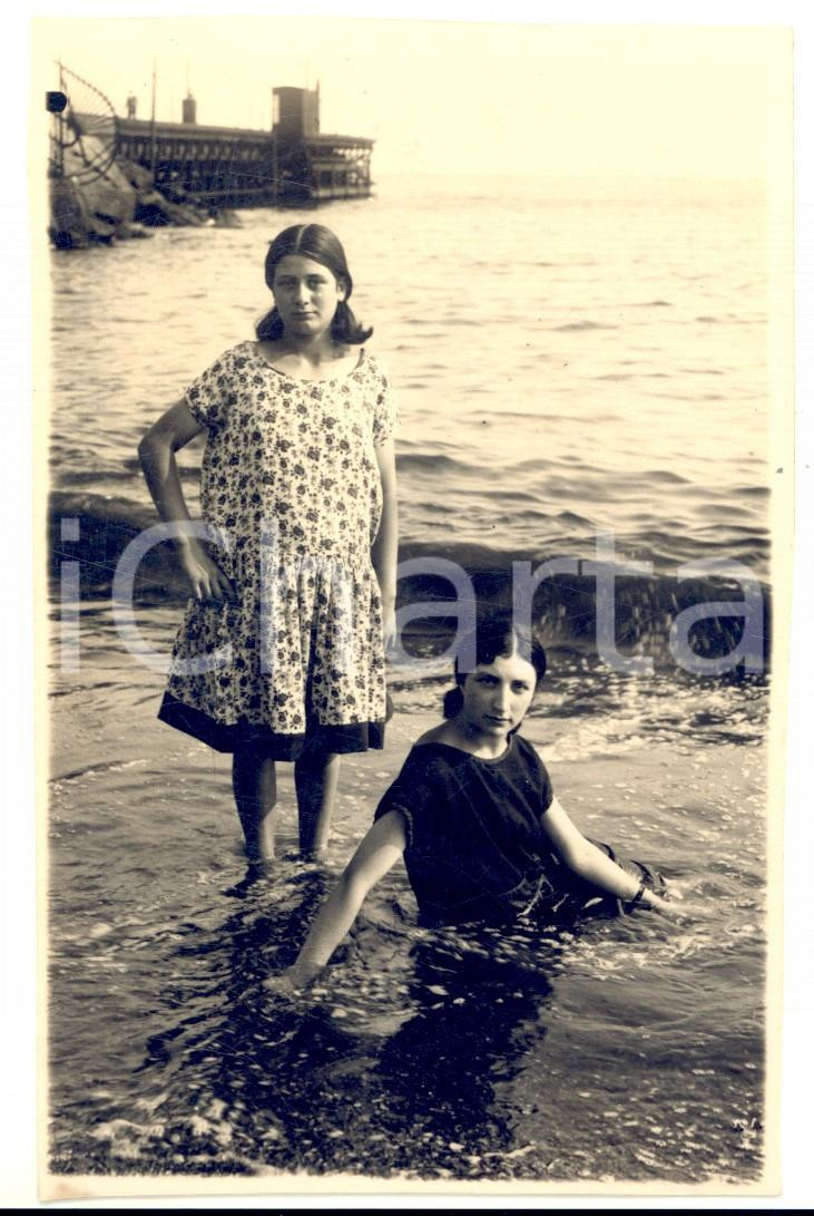 Fotografia d epoca originale 1926 SAVONA Ritratto di Dina FANTUNI e Dina GALLUZZI a riva Foto cartolina 1