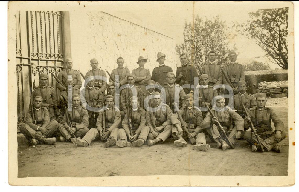 Fotografia d epoca originale 1916 WW1 ZONA DI GUERRA Reparto di fanteria e alpini con fucili  Foto cartolina 1