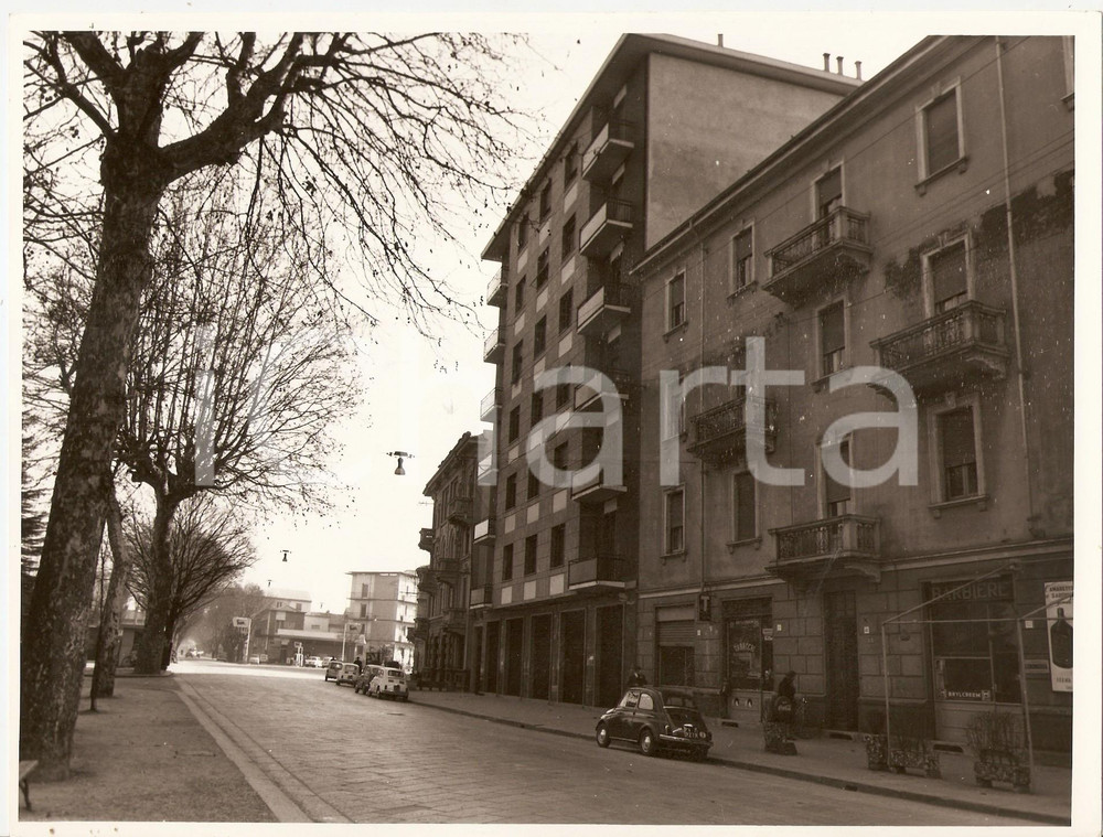 Fotografia d epoca originale 1975 ca VOGHERA Fiat 500 parcheggiate lungo un viale  Distributore ERG Foto 1