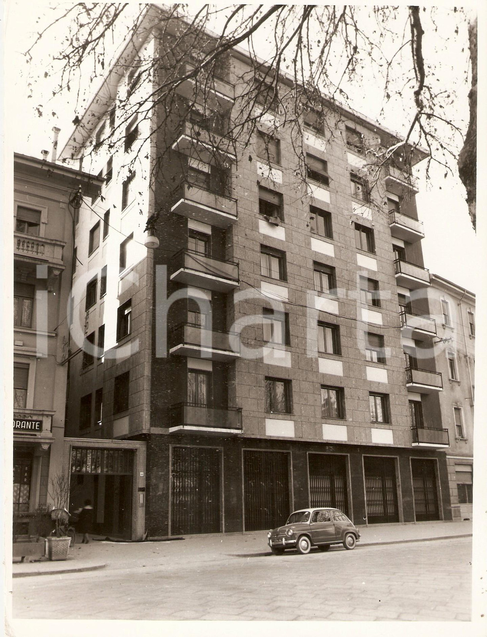 Fotografia d epoca originale 1975 ca VOGHERA PV Fiat 600 posteggiata di fronte a un palazzo Foto 18x24 cm 1