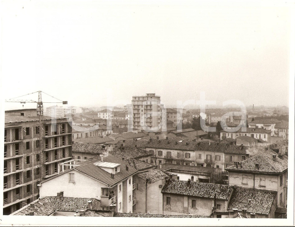 Fotografia d epoca originale 1975 ca VOGHERA PV Panorama della città con palazzo in costruzione Foto 24x18 1
