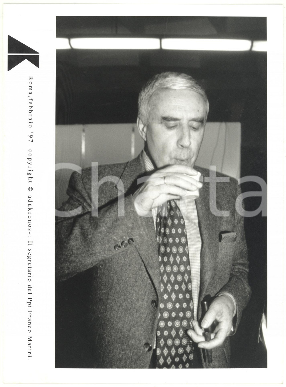 Fotografia d epoca originale 1997 Franco MARINI segretario Partito Popolare Italiano beve un caffÃ¨ FOTO 17x24 1