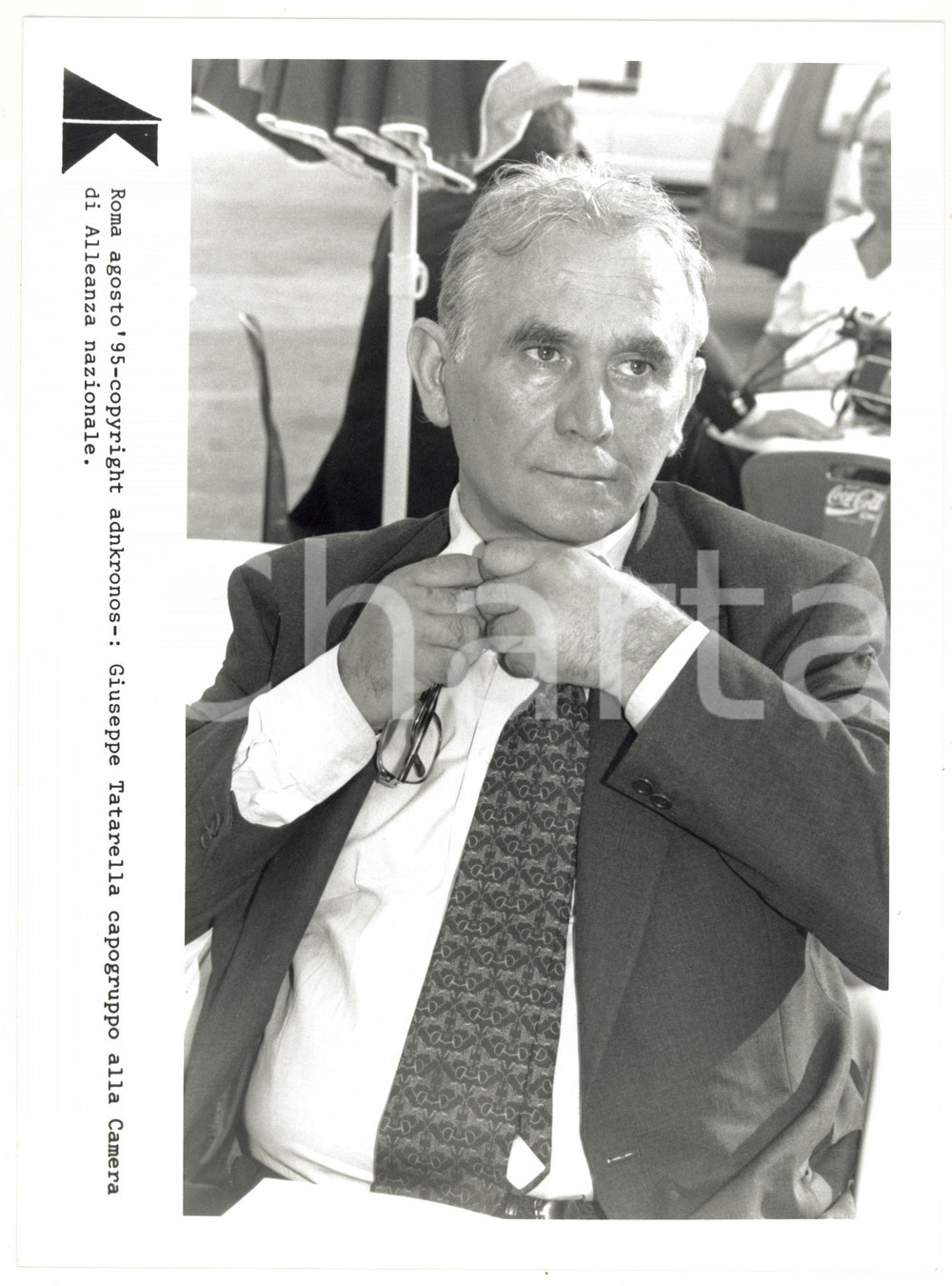 Fotografia d epoca originale 1995 ALLEANZA NAZIONALE Giuseppe TATARELLA sistema la cravatta Foto 17x24 1