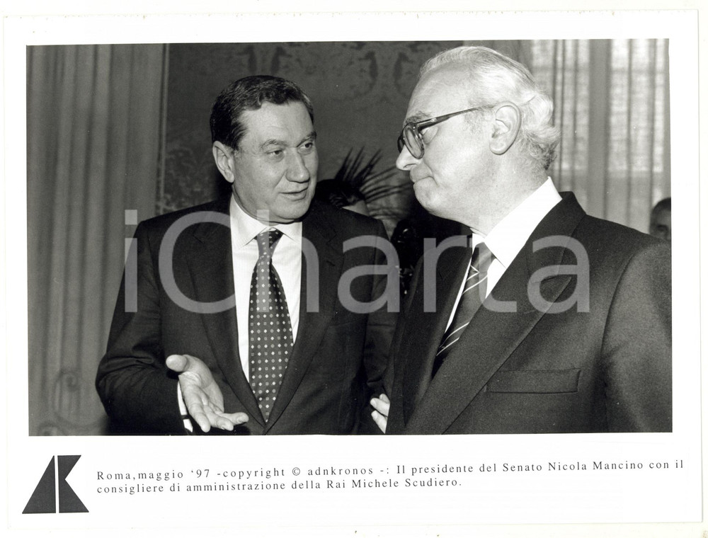 Fotografia d epoca originale 1997 ROMA Nicola MANCINO con Michele SCUDIERO consigliere RAI  Foto 24x17 cm 1