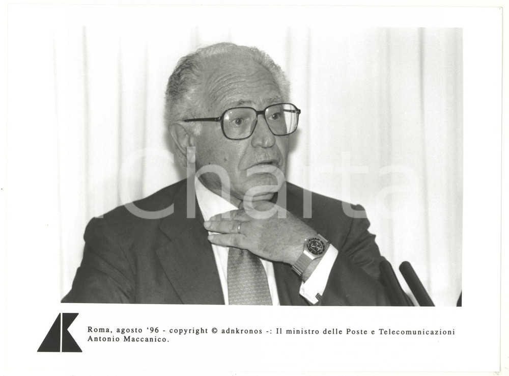 Fotografia d epoca originale 1996 ROMA Il ministro Antonio MACCANICO sistema la cravatta  Foto 24x17 cm 1
