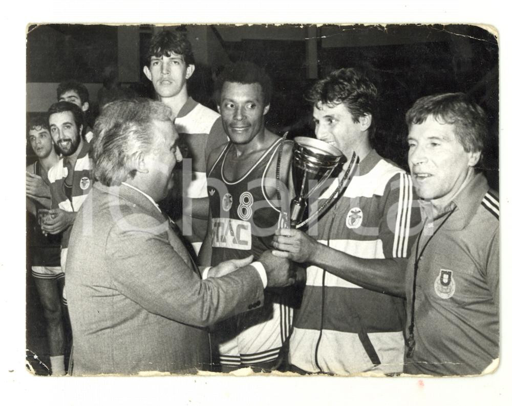 Fotografia d epoca originale 1960 ca LISBOA PORTUGAL Premiazione sportiva  Foto DANNEGGIATA 11x8 cm 1