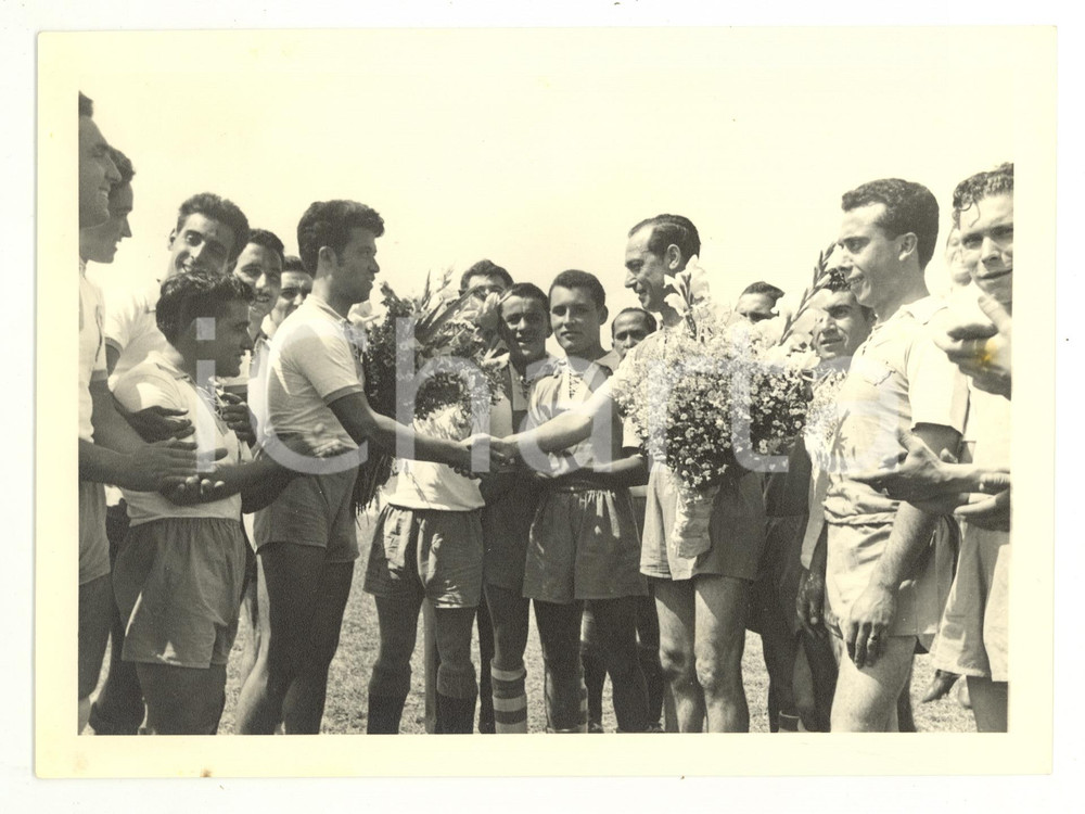Fotografia d epoca originale 1970 ca LISBOA PORTUGAL CALCIO Stretta di mano tra due capitani Foto 1