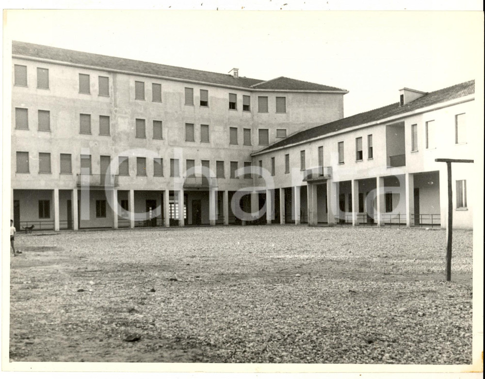 Fotografia d epoca originale 1949 VIGEVANO Istituto Don Orione  Cortile interno  Fotografia 24x18 cm 1