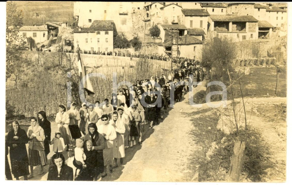 Fotografia d epoca originale 1950 ca NORD ITALIA Una processione religiosa in campagna Foto VINTAGE 1