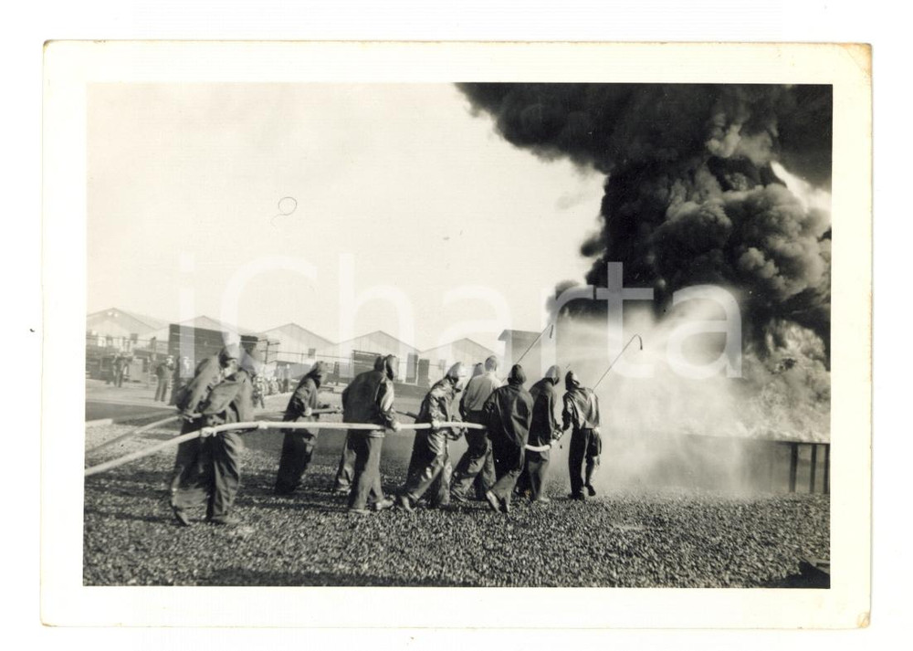 Fotografia d epoca originale 1950 ca PORTUGAL Una dimostrazione militare dei pompieri  Foto 12x9 cm 1