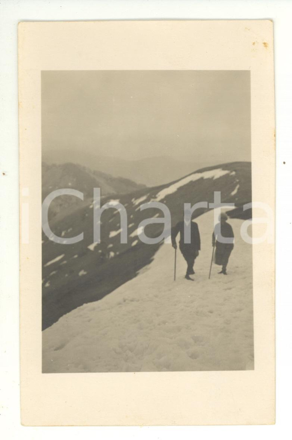 Fotografia d epoca originale 1930 ca ALPINISMO Coppia di escursionisti nella neve  Foto cartolina VINTAGE 1