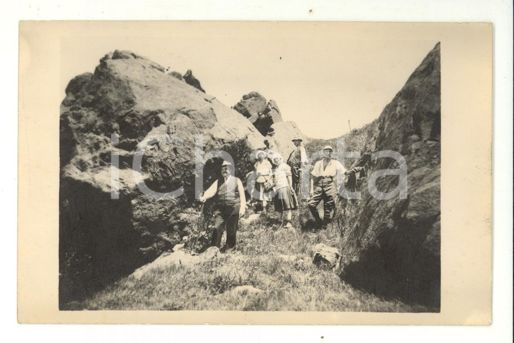 Fotografia d epoca originale 1920 ca ESCURSIONISMO MONTAGNA Una passeggiata tra le rocce Foto VINTAGE 1