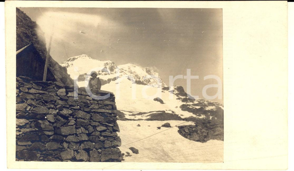 Fotografia d epoca originale 1920 ca ITALIA ALPINISMO Ritratto di donna presso un rifugio  Foto VINTAGE 1