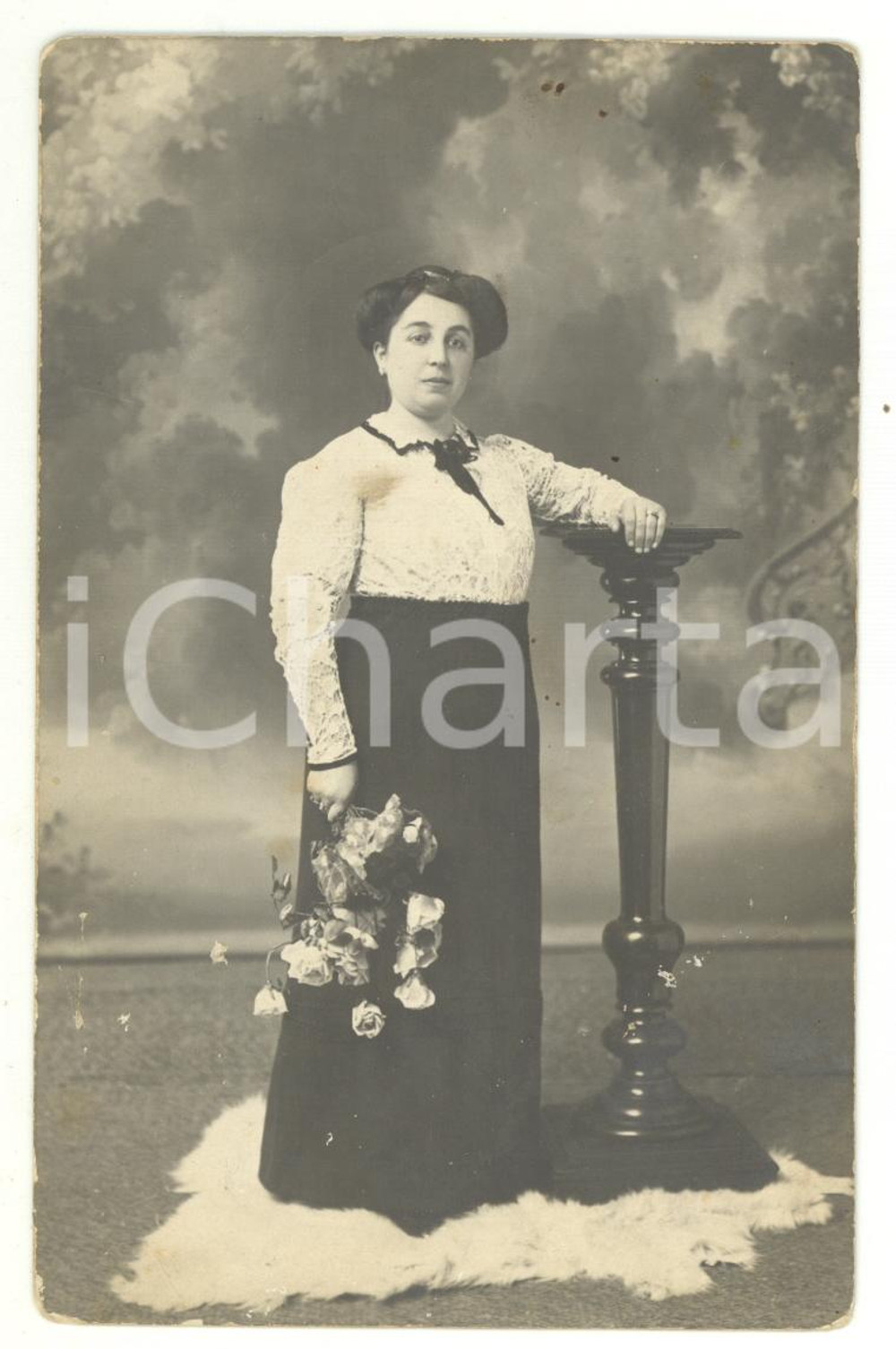 Fotografia d epoca originale 1910 ca ITALIA Ritratto di donna con mazzo di fiori Fotografia VINTAGE 1