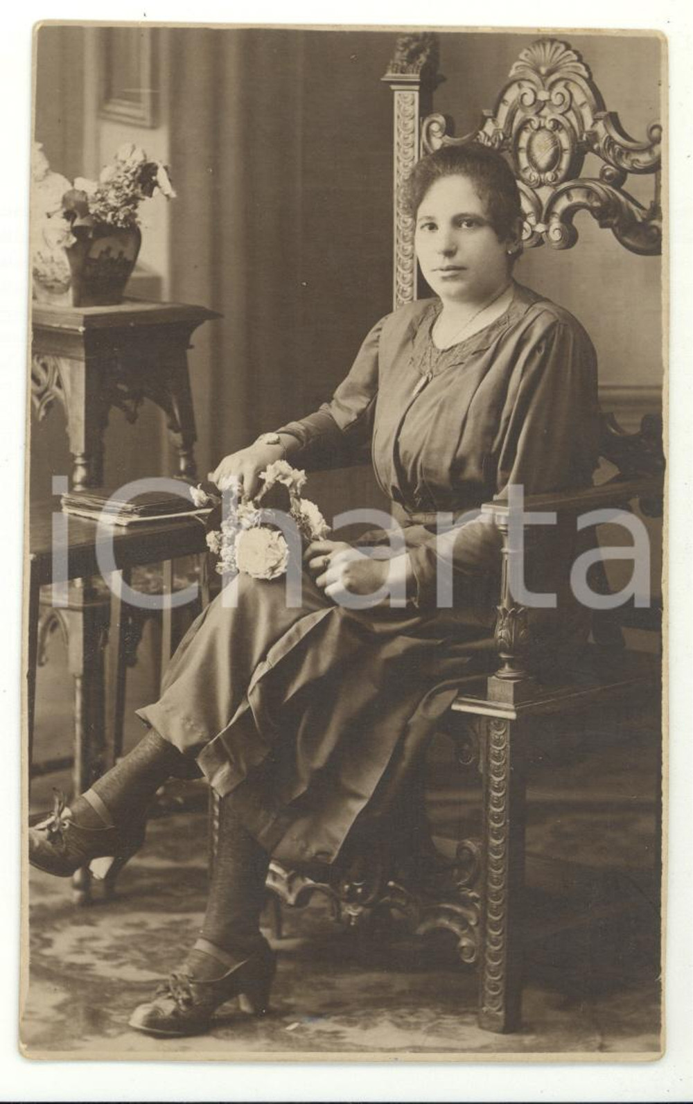 Fotografia d epoca originale 1930 ca ITALIA Ritratto di donna con mazzo di fiori  Foto cartolina VINTAGE 1