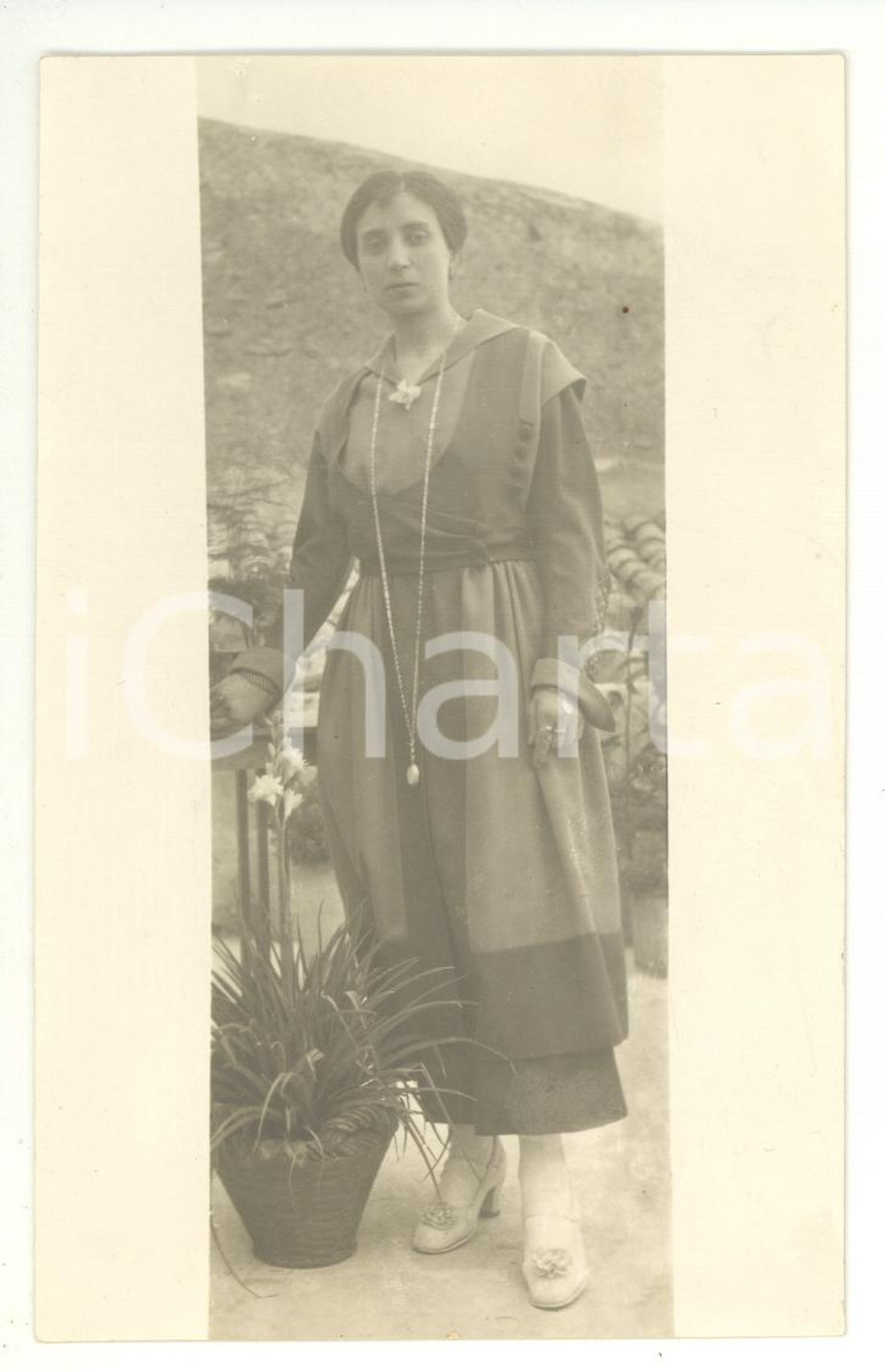 Fotografia d epoca originale 1920 ca ITALIA Ritratto di giovane donna in una terrazza Foto cartolina VINTAGE 1