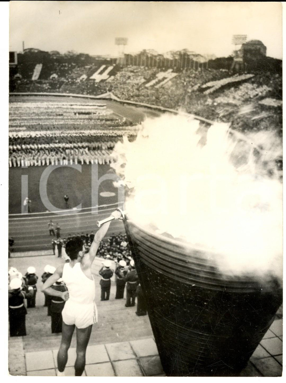 Fotografia d epoca originale 1959 TOKYO XIV Olimpiade Nazionale  Accensione del braciere  Foto 13x18 cm 1
