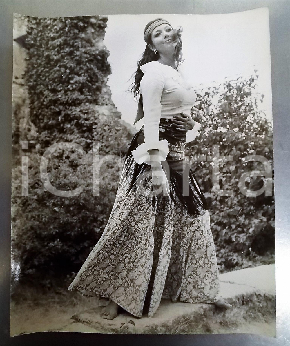 Fotografia d epoca originale 1970 ca COSTUME Tamara BARONI posa in abito gitano Fotografia 24x30 cm 1