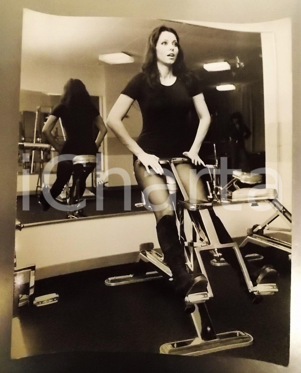 Fotografia d epoca originale 1970 ca Tamara BARONI durante un allenamento in palestra Foto 24x30 cm 1