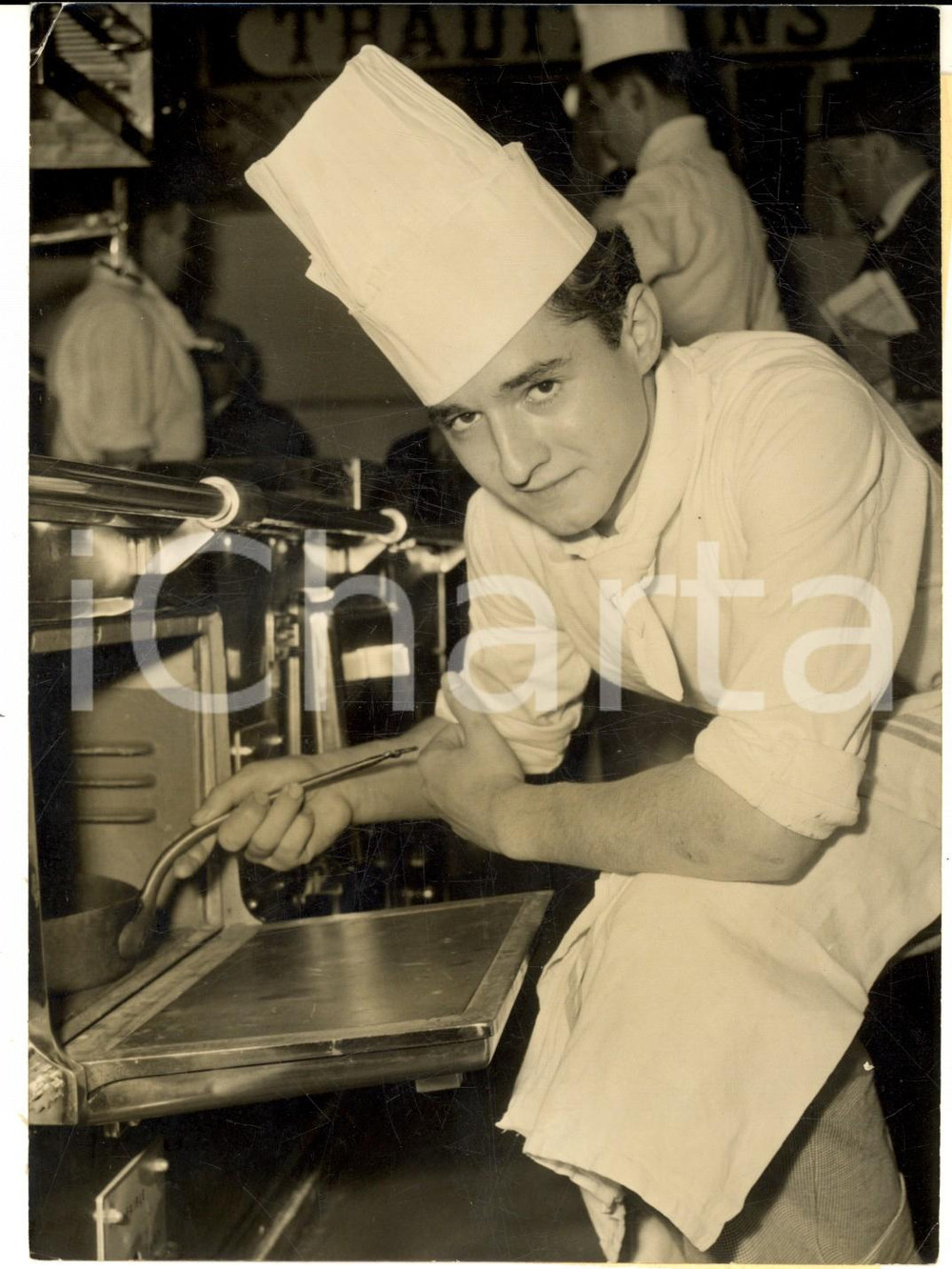 Fotografia d epoca originale 1959 PARIS Exposition EQUIP  HOTEL Le laurÃ©at Pierre CAZEAUX sort son plat 1