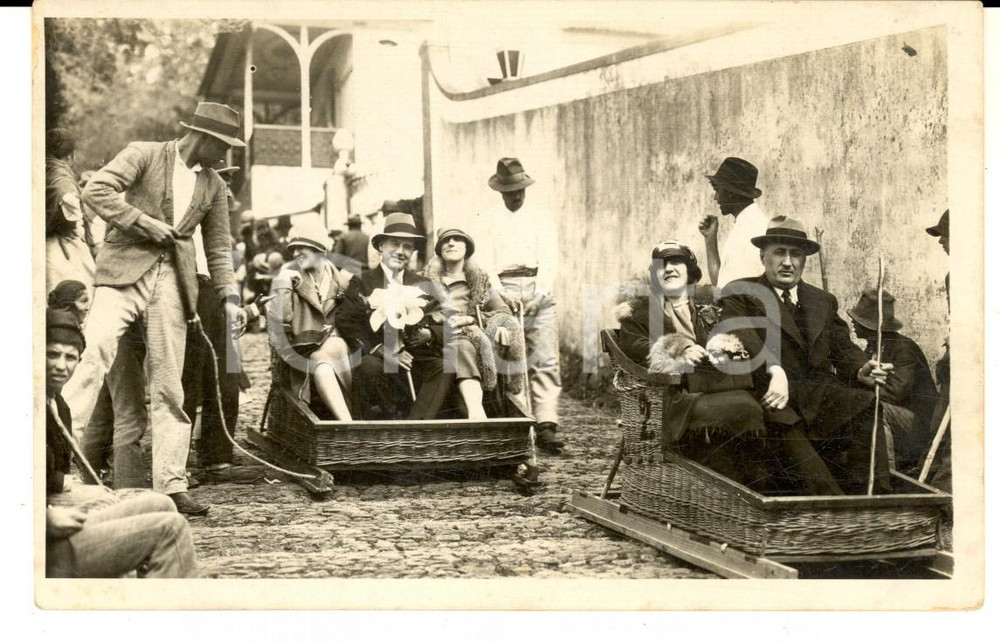 1930 ca FUNCHAL / MONTE Turisti scendono in suite di vimini *Foto CURIOSA Fotografia in formato cartolina postale.  CONDIZIONI: G    originale e autentica 1