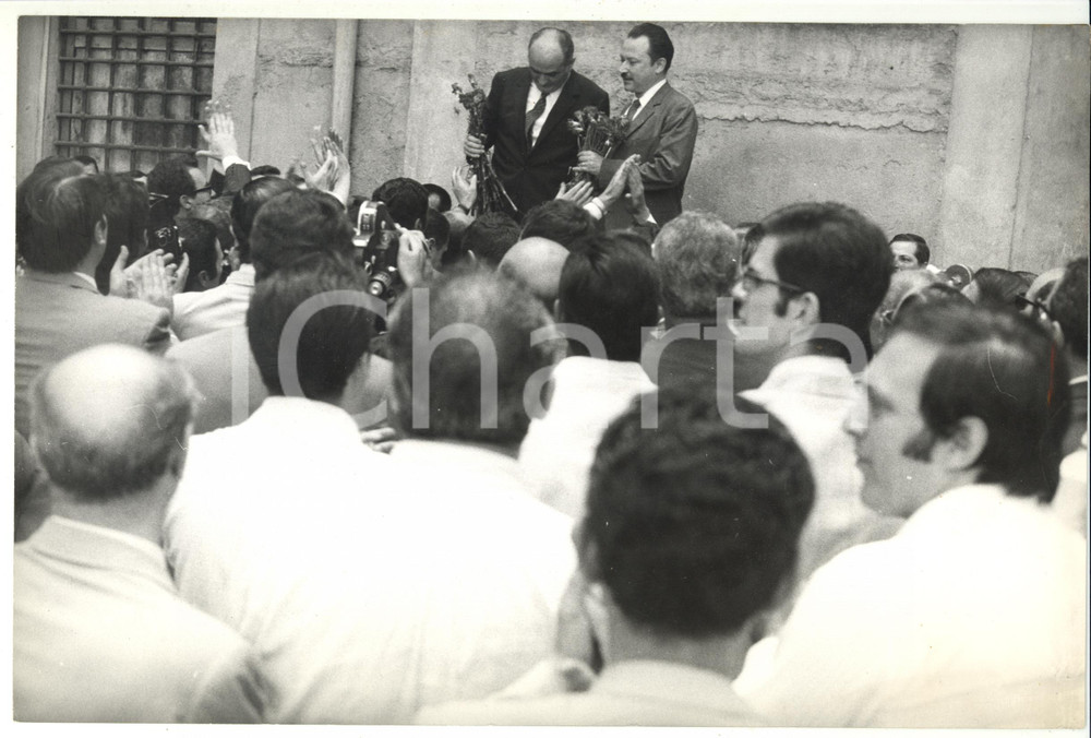 Fotografia d epoca originale 1965 ca ROMA CAMPITELLI Sede PSU  Applausi per Mario TANASSI e Luigi PRETI 1