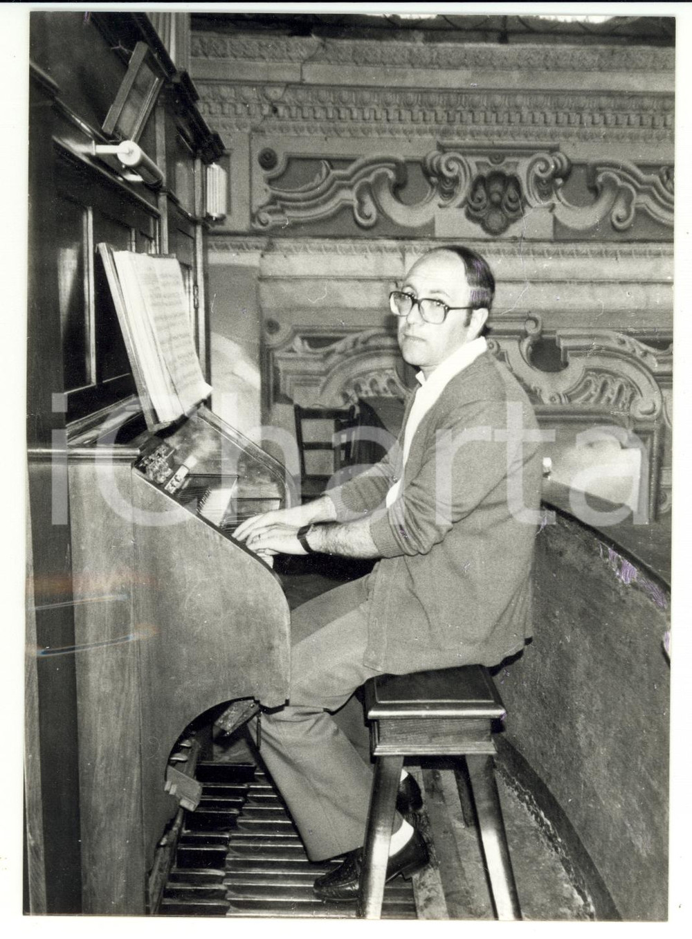 Fotografia d epoca originale 1986 CAMPO LIGURE Oratorio Santi Sebastiano e Rocco  Suonatore d organo Foto 1