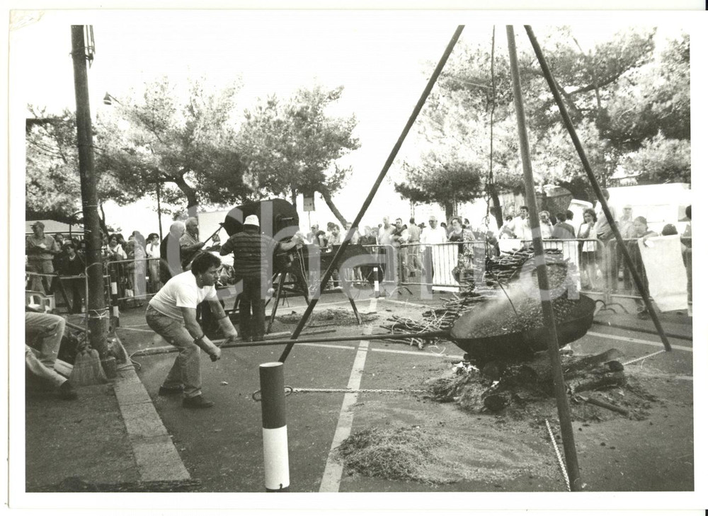 Fotografia d epoca originale 1997 GENOVA  CASTELLETTO Tradizionale castagnata Foto VINTAGE 18x13 1